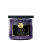 Village Candle Vonná svíčka ve skle - Dark Berries & Cedar - Tmavé bobule a cedr, 17oz